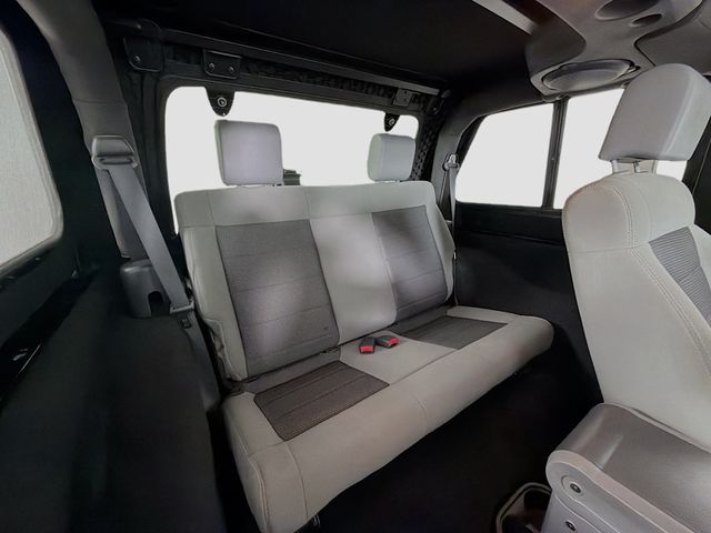 2010 Jeep Wrangler 4WD 2dr Sahara - 22986390 - 24