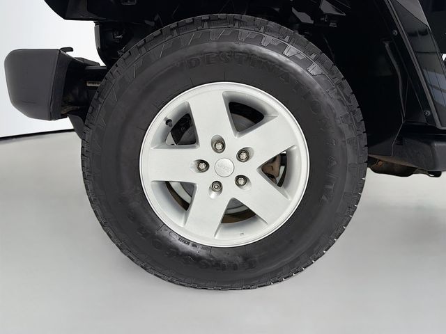 2010 Jeep Wrangler 4WD 2dr Sahara - 22986390 - 29