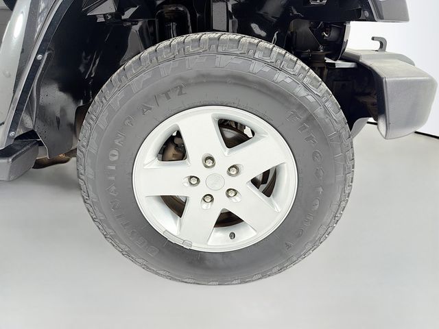 2010 Jeep Wrangler 4WD 2dr Sahara - 22986390 - 31