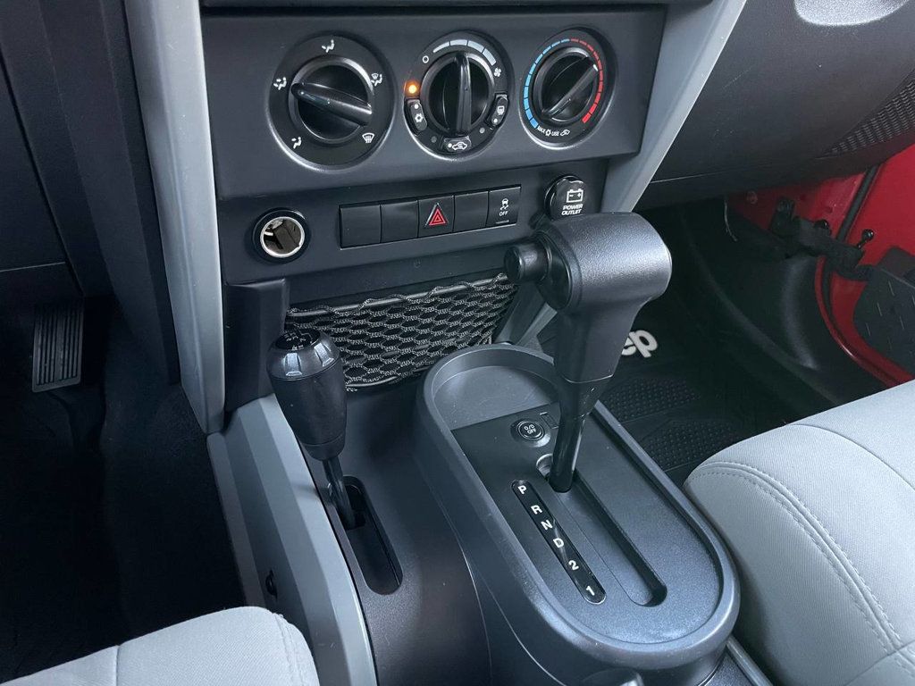2010 Jeep Wrangler Unlimited Sport photo 17