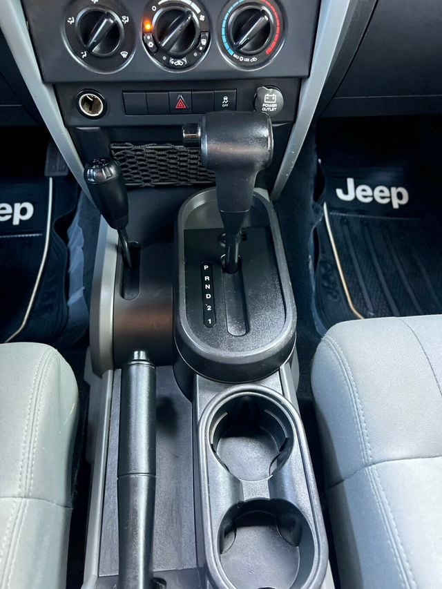 2010 Jeep Wrangler Unlimited 4WD 4dr Sport - 23045874 - 16