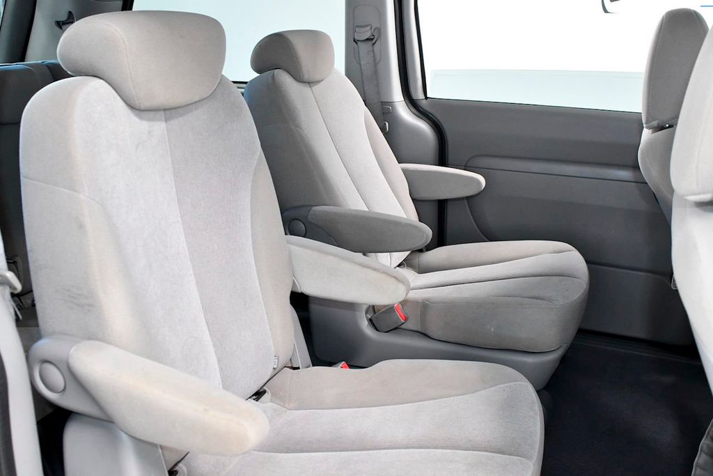 2010 Kia Sedona LX - 22255944 - 12