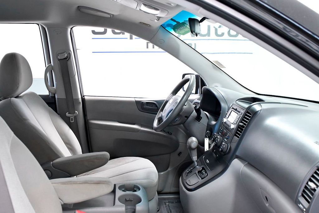 2010 Kia Sedona LX - 22255944 - 13