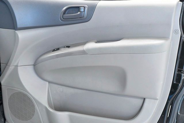 2010 Kia Sedona LX - 22255944 - 15