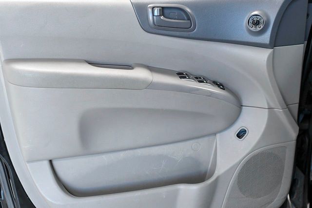 2010 Kia Sedona LX - 22255944 - 8