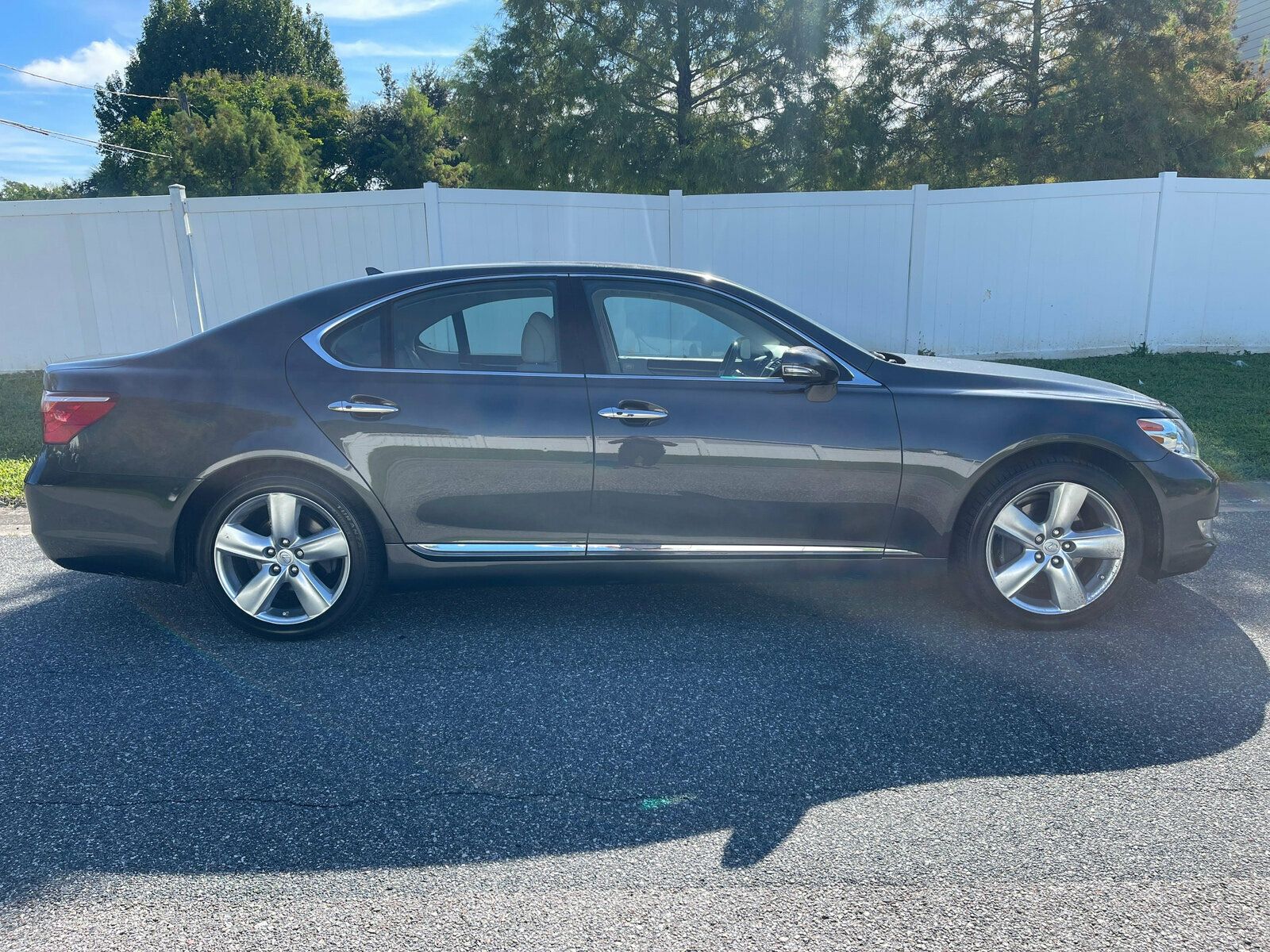 2010 Lexus LS 460 photo 3