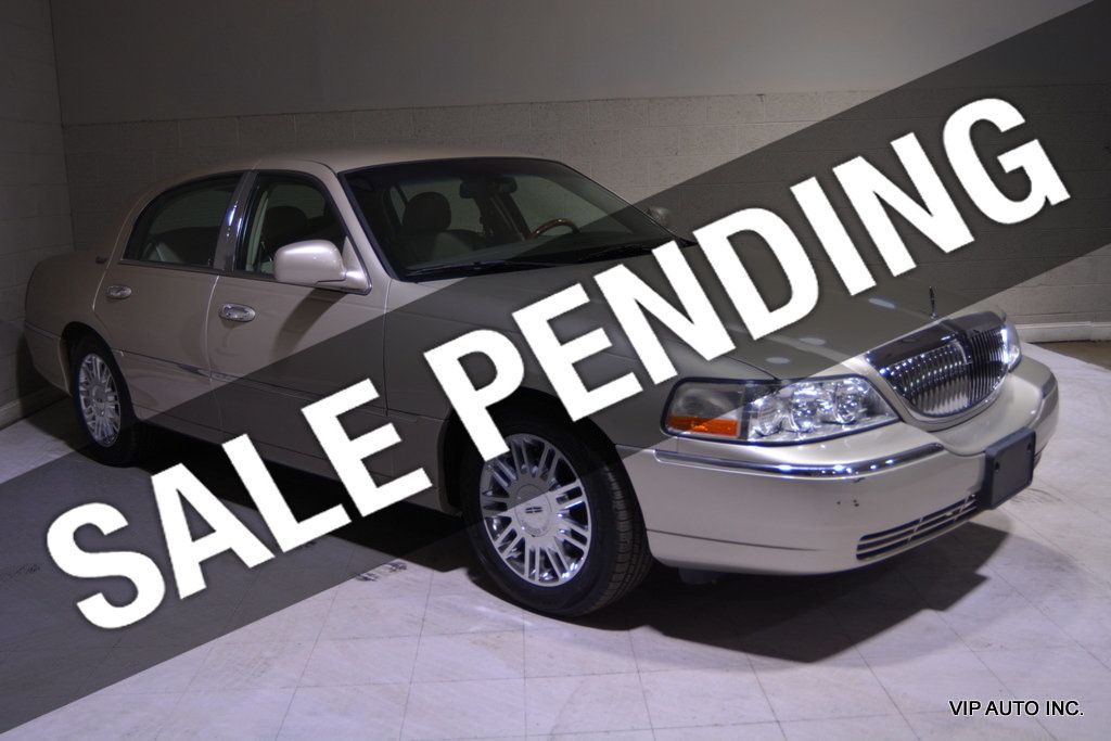 2010 Lincoln Town Car 4dr Sedan Signature Limited - 22892212 - 0