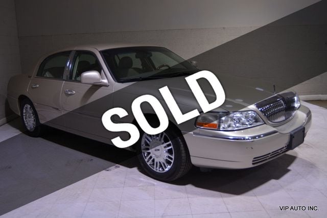 2010 Lincoln Town Car 4dr Sedan Signature Limited - 22892212 - 0