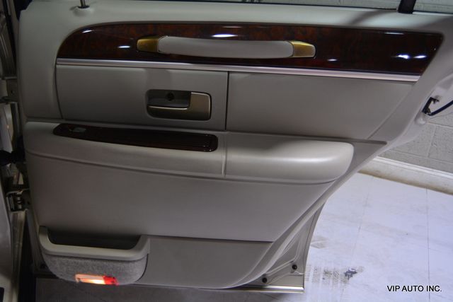 2010 Lincoln Town Car 4dr Sedan Signature Limited - 22892212 - 9