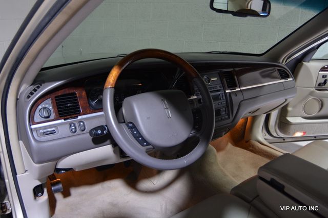 2010 Lincoln Town Car 4dr Sedan Signature Limited - 22892212 - 10