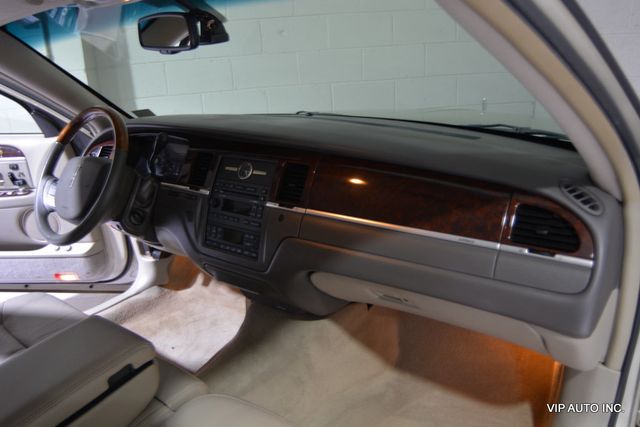 2010 Lincoln Town Car 4dr Sedan Signature Limited - 22892212 - 11