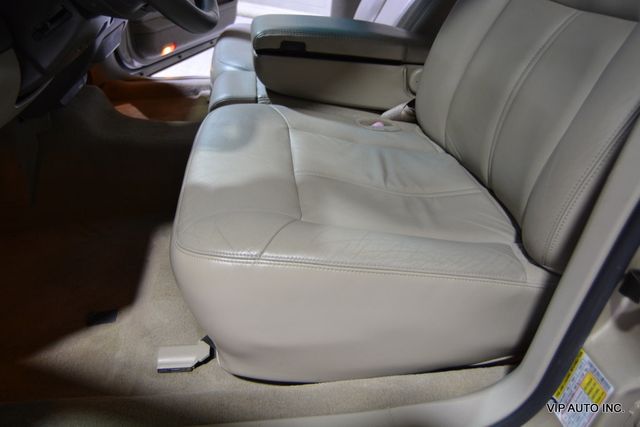 2010 Lincoln Town Car 4dr Sedan Signature Limited - 22892212 - 16