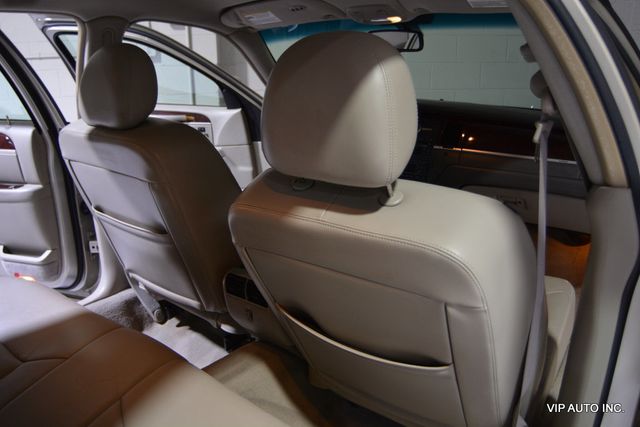 2010 Lincoln Town Car 4dr Sedan Signature Limited - 22892212 - 18