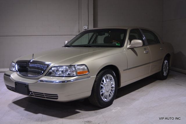 2010 Lincoln Town Car 4dr Sedan Signature Limited - 22892212 - 1