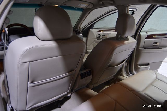 2010 Lincoln Town Car 4dr Sedan Signature Limited - 22892212 - 19