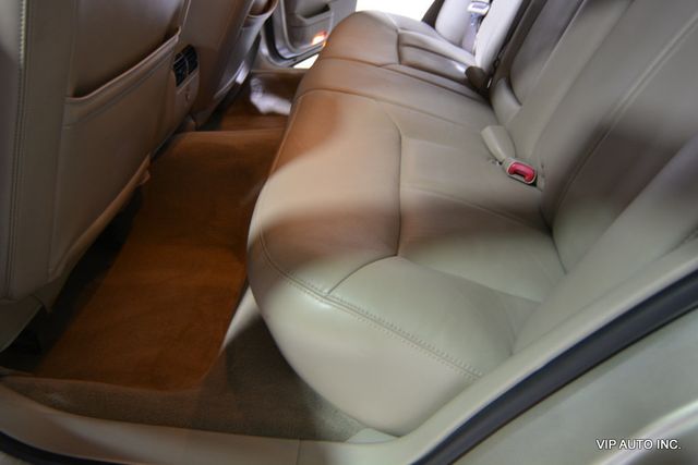 2010 Lincoln Town Car 4dr Sedan Signature Limited - 22892212 - 26