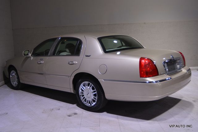 2010 Lincoln Town Car 4dr Sedan Signature Limited - 22892212 - 2