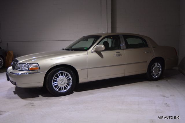 2010 Lincoln Town Car 4dr Sedan Signature Limited - 22892212 - 29