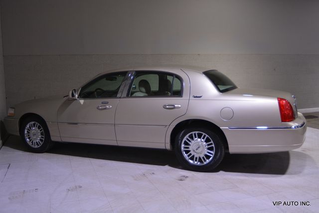 2010 Lincoln Town Car 4dr Sedan Signature Limited - 22892212 - 30