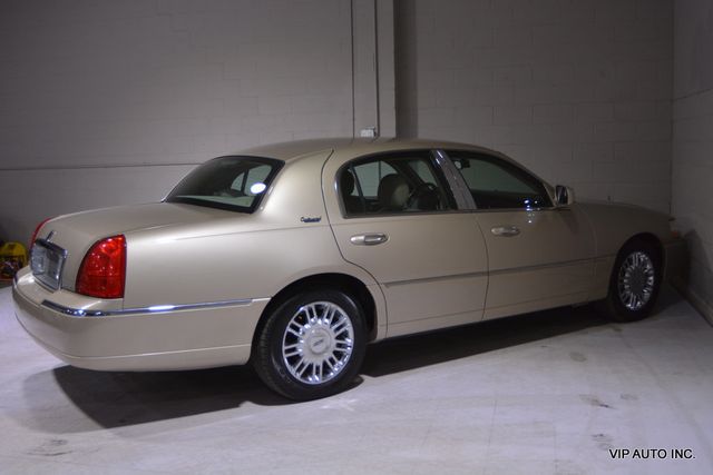 2010 Lincoln Town Car 4dr Sedan Signature Limited - 22892212 - 31