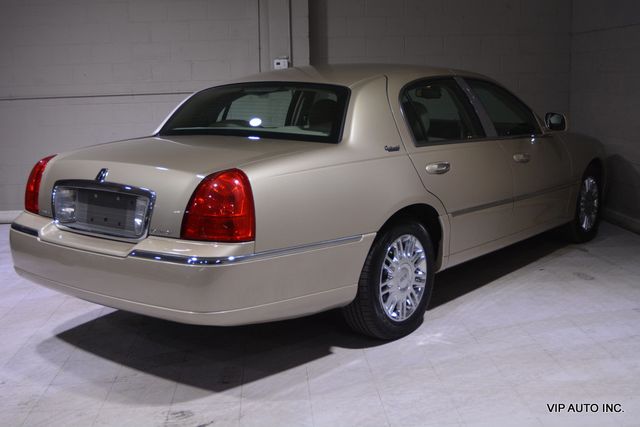 2010 Lincoln Town Car 4dr Sedan Signature Limited - 22892212 - 3
