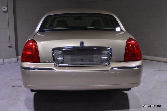 2010 Lincoln Town Car 4dr Sedan Signature Limited - 22892212 - 5