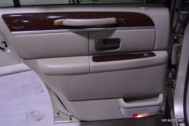 2010 Lincoln Town Car 4dr Sedan Signature Limited - 22892212 - 8