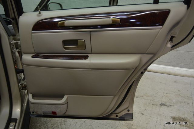 2010 Lincoln Town Car 4dr Sedan Signature Limited - 22967450 - 9