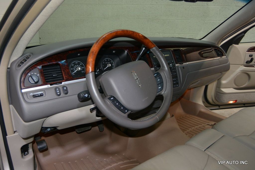 2010 Lincoln Town Car 4dr Sedan Signature Limited - 22967450 - 10