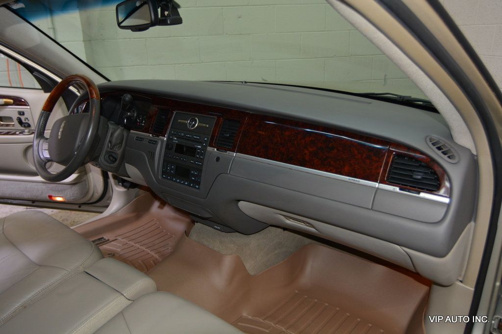 2010 Lincoln Town Car 4dr Sedan Signature Limited - 22967450 - 11