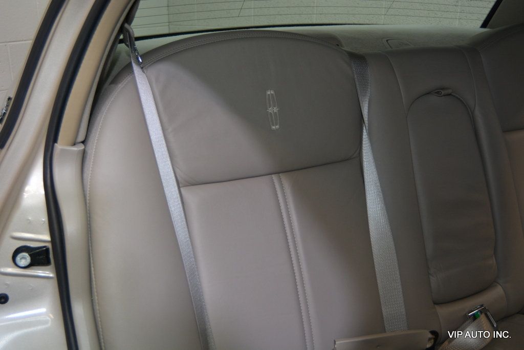 2010 Lincoln Town Car 4dr Sedan Signature Limited - 22967450 - 15