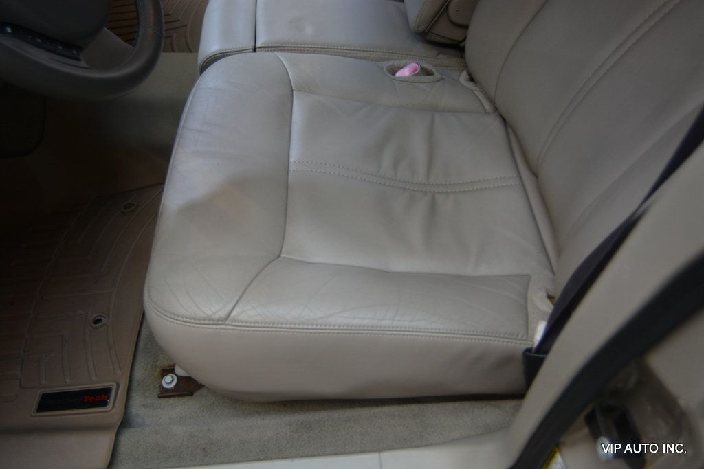 2010 Lincoln Town Car 4dr Sedan Signature Limited - 22967450 - 16