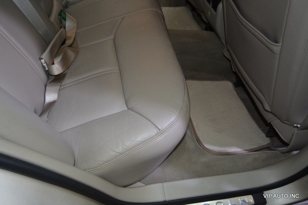 2010 Lincoln Town Car 4dr Sedan Signature Limited - 22967450 - 17