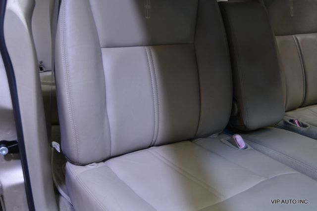 2010 Lincoln Town Car 4dr Sedan Signature Limited - 22967450 - 25