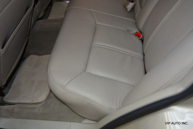 2010 Lincoln Town Car 4dr Sedan Signature Limited - 22967450 - 26