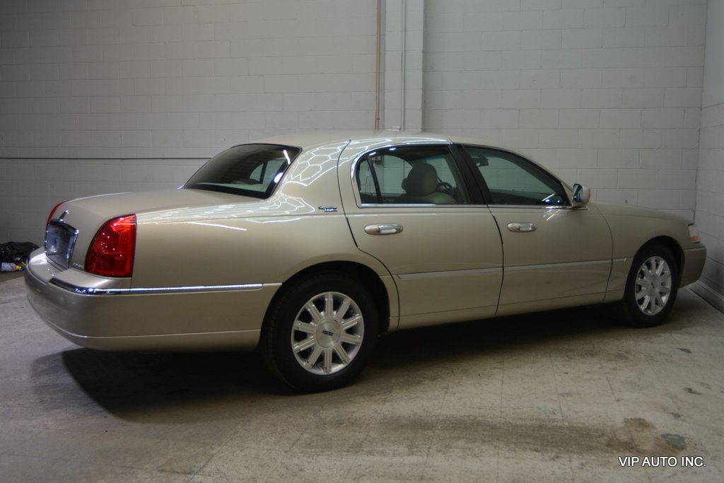2010 Lincoln Town Car 4dr Sedan Signature Limited - 22967450 - 31