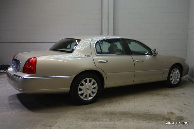 2010 Lincoln Town Car 4dr Sedan Signature Limited - 22967450 - 31