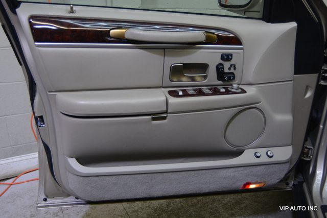 2010 Lincoln Town Car 4dr Sedan Signature Limited - 22967450 - 6