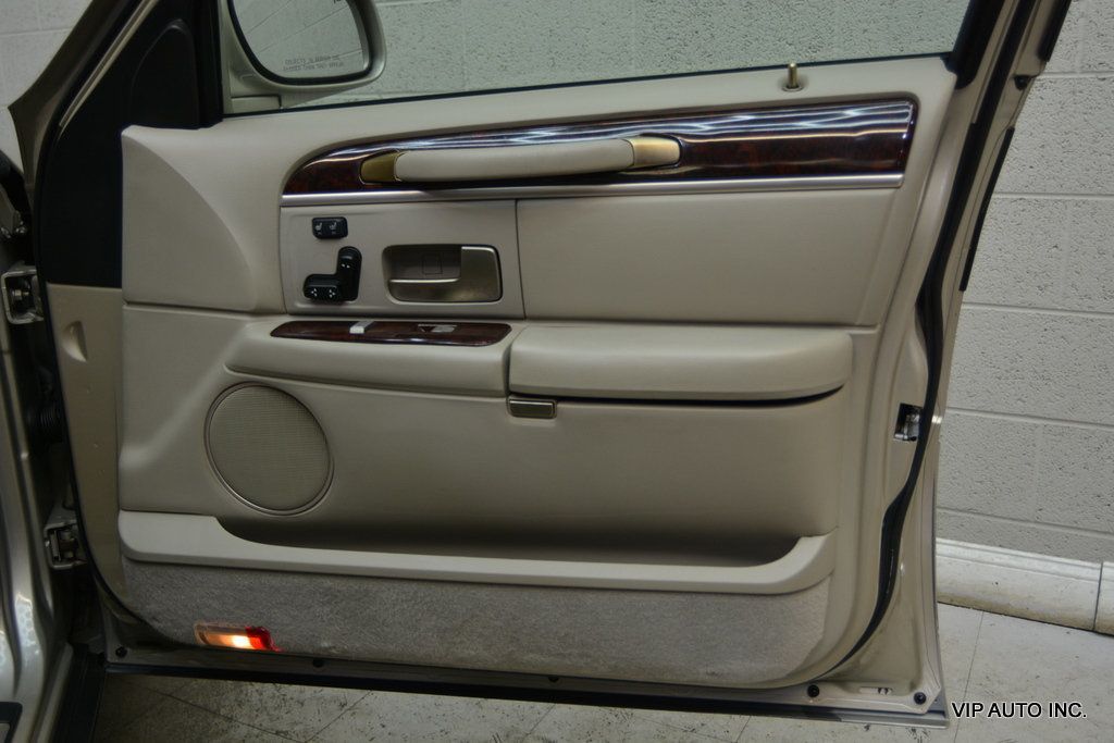 2010 Lincoln Town Car 4dr Sedan Signature Limited - 22967450 - 7