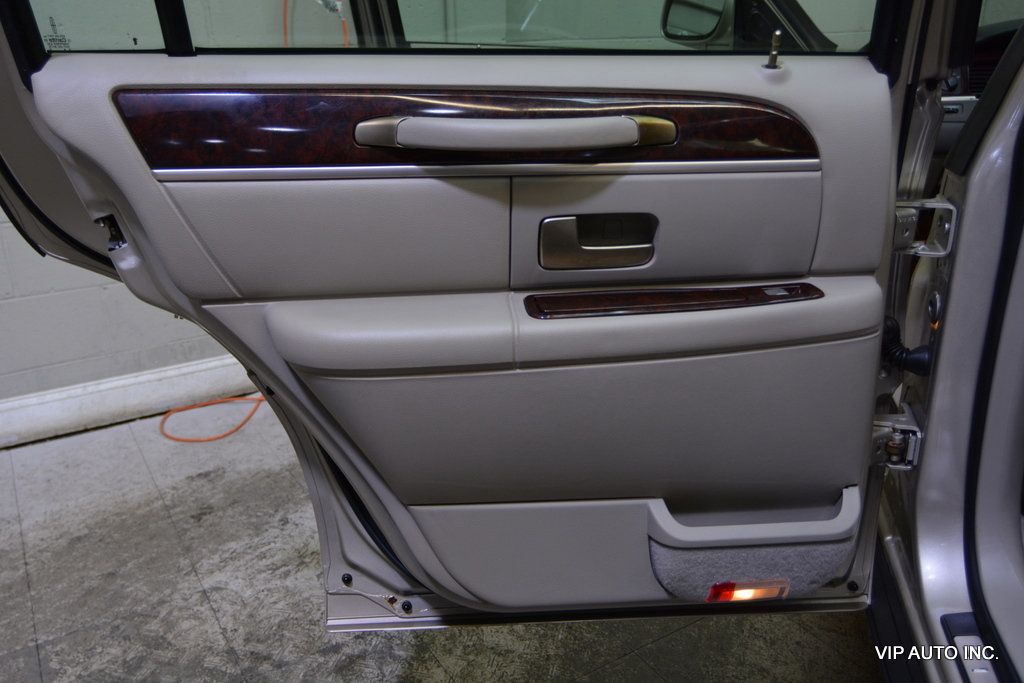 2010 Lincoln Town Car 4dr Sedan Signature Limited - 22967450 - 8