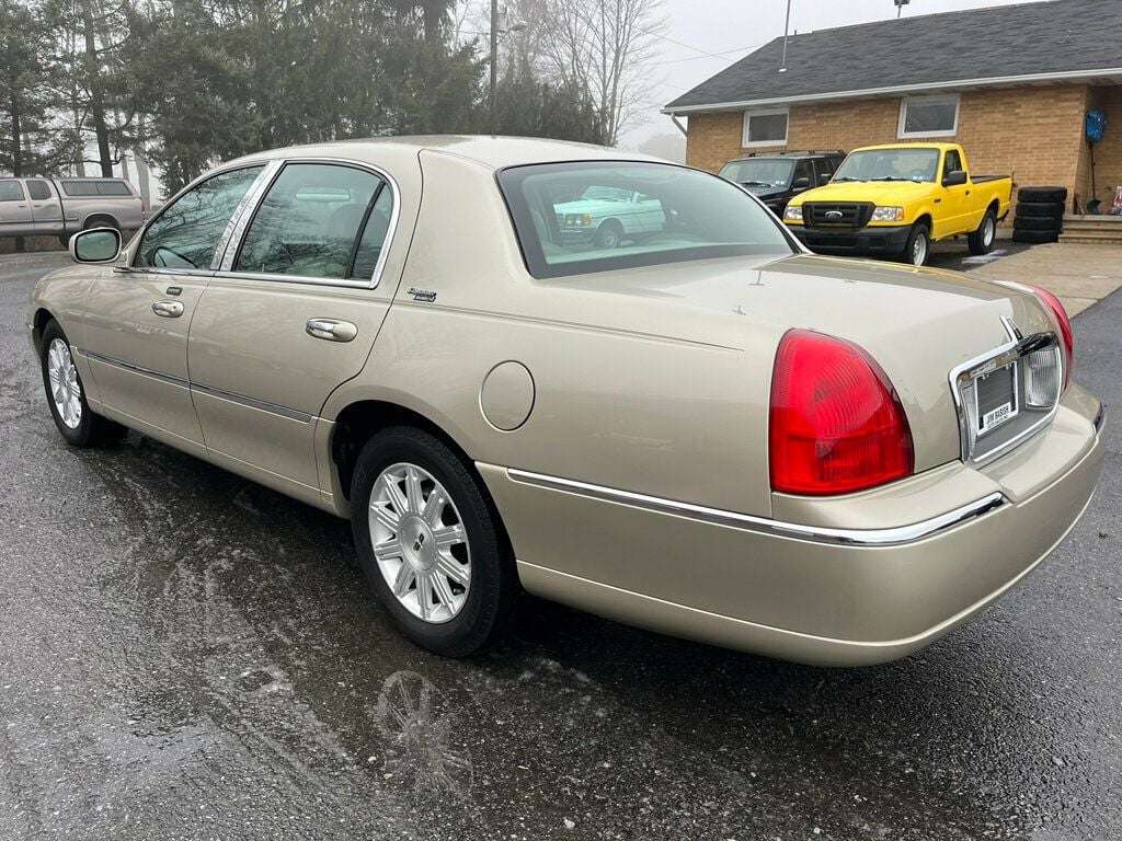 2010 Lincoln Town Car SIGNATURE LIMITED TOWN CAR - 22703834 - 4