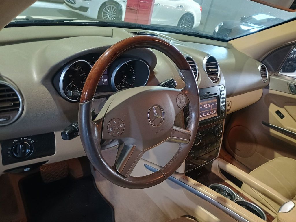 2010 Mercedes-Benz M-Class ML 550 4MATIC 4dr ML550 AMG Sport Clean Carfax - 22964323 - 14