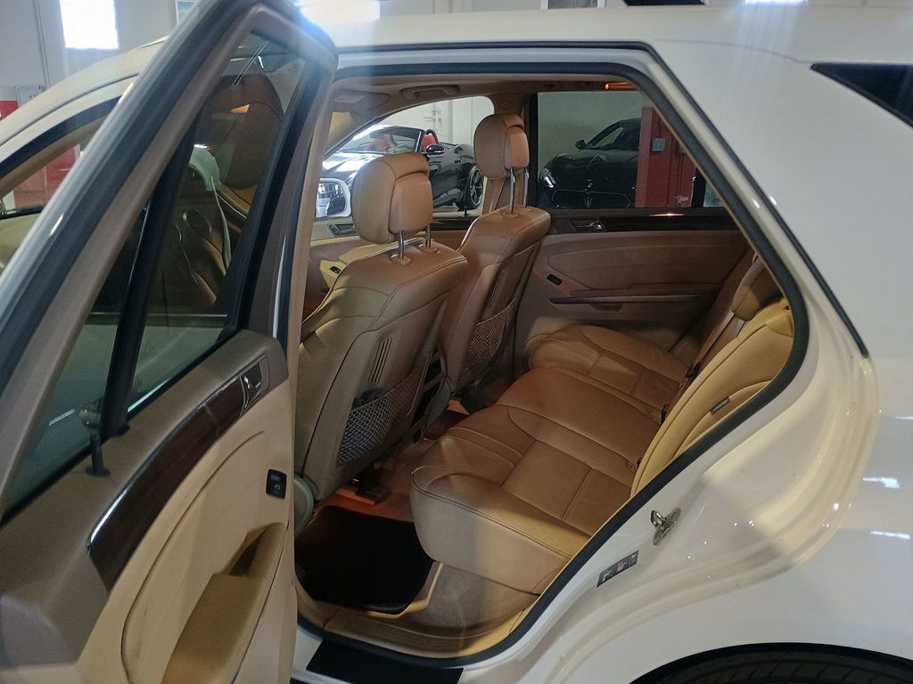 2010 Mercedes-Benz M-Class ML 550 4MATIC 4dr ML550 AMG Sport Clean Carfax - 22964323 - 22