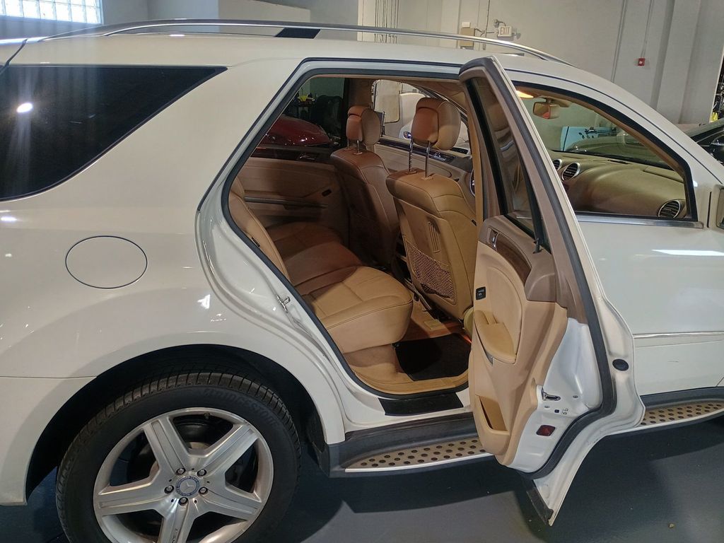 2010 Mercedes-Benz M-Class ML 550 4MATIC 4dr ML550 AMG Sport Clean Carfax - 22964323 - 26