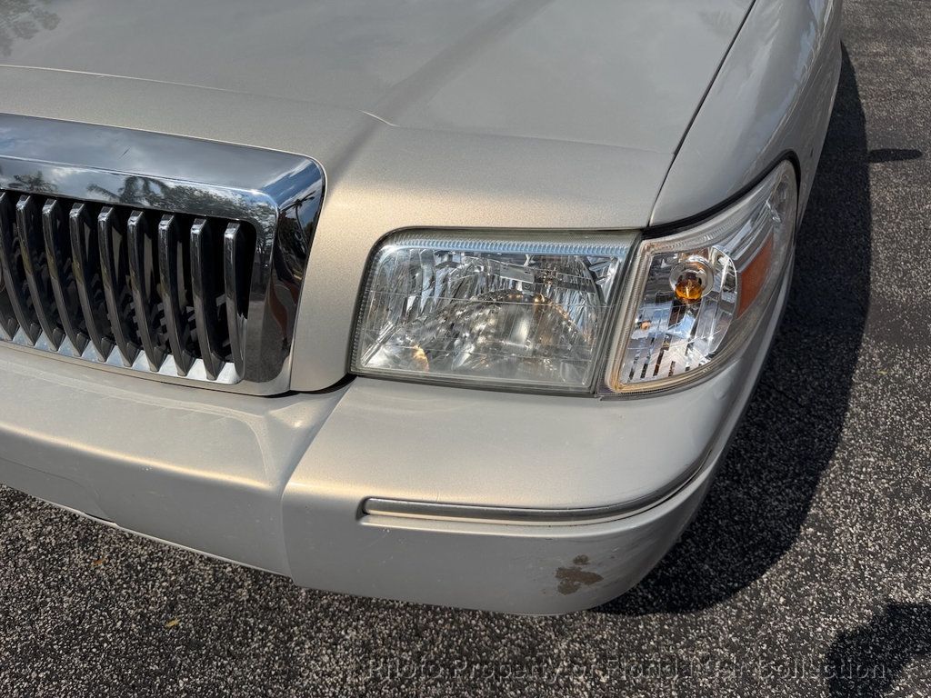 2010 Mercury Grand Marquis LS Sedan Ultimate Edition - 22985262 - 19