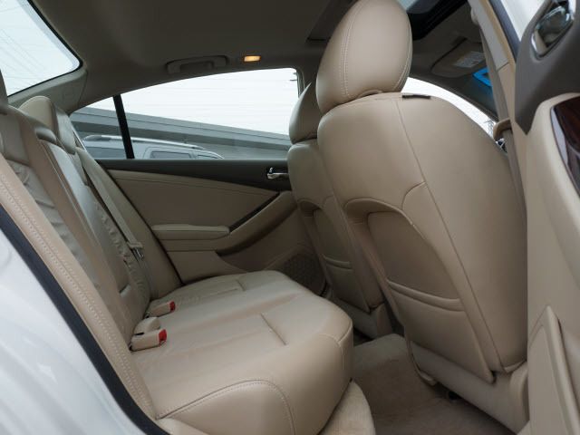 2010 Nissan Altima 4dr Sdn V6 CVT 3.5 SR - 11875830 - 17