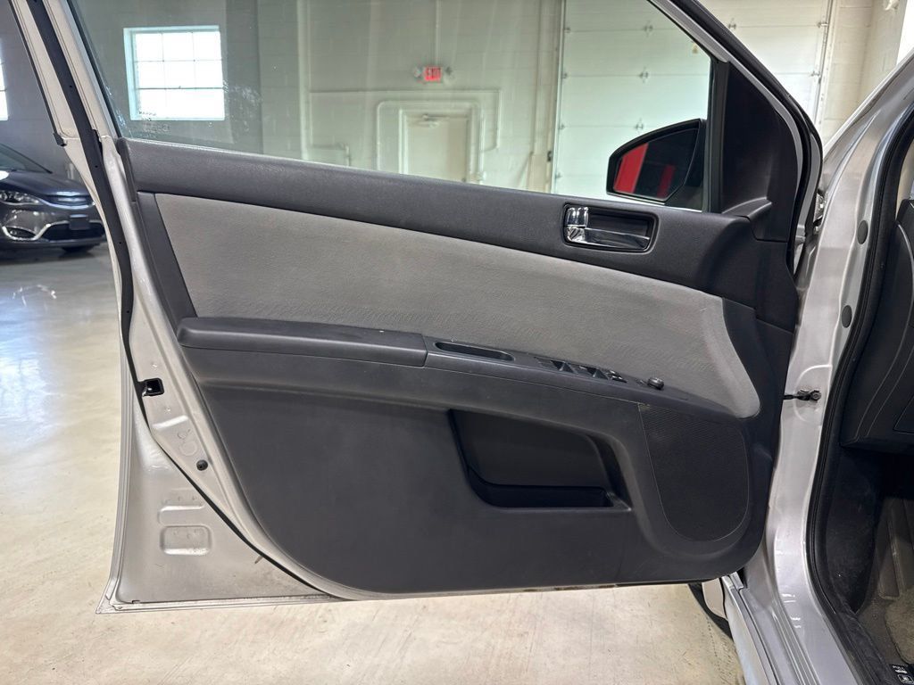 2010 Nissan Sentra 4dr Sedan I4 CVT 2.0 SR - 23058484 - 17