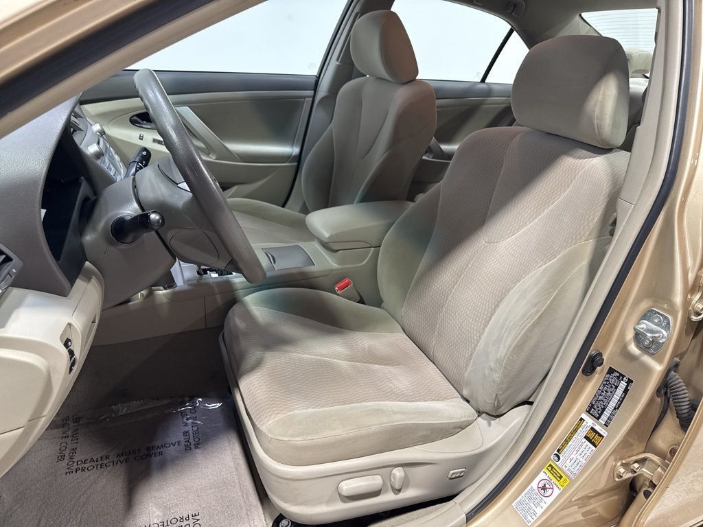 2010 Toyota Camry 4dr Sedan I4 Automatic LE - 22993283 - 16