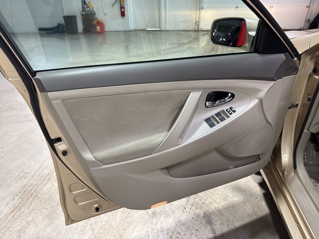 2010 Toyota Camry 4dr Sedan I4 Automatic LE - 22993283 - 19