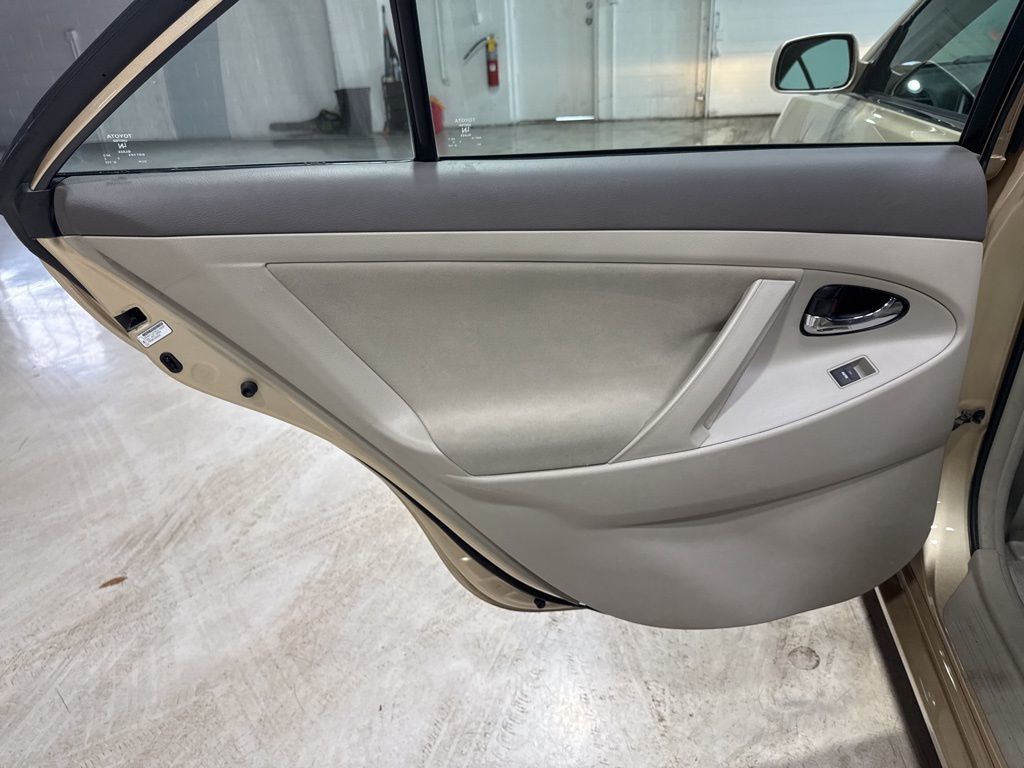 2010 Toyota Camry 4dr Sedan I4 Automatic LE - 22993283 - 24